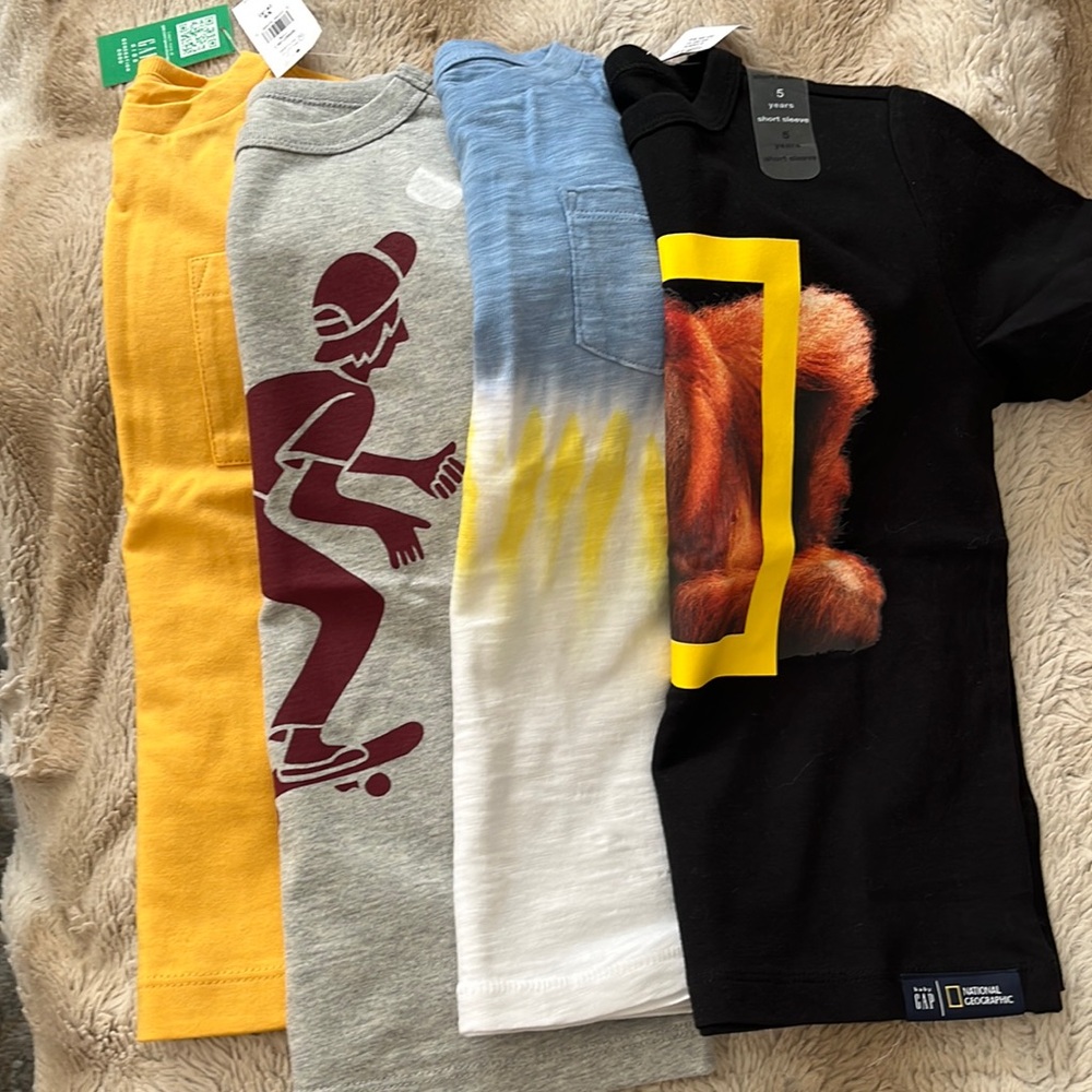 Tees short sleeve 4-5 years (4 pieces) NeW for boy .